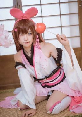 解开女警乳罩慢慢揉捏